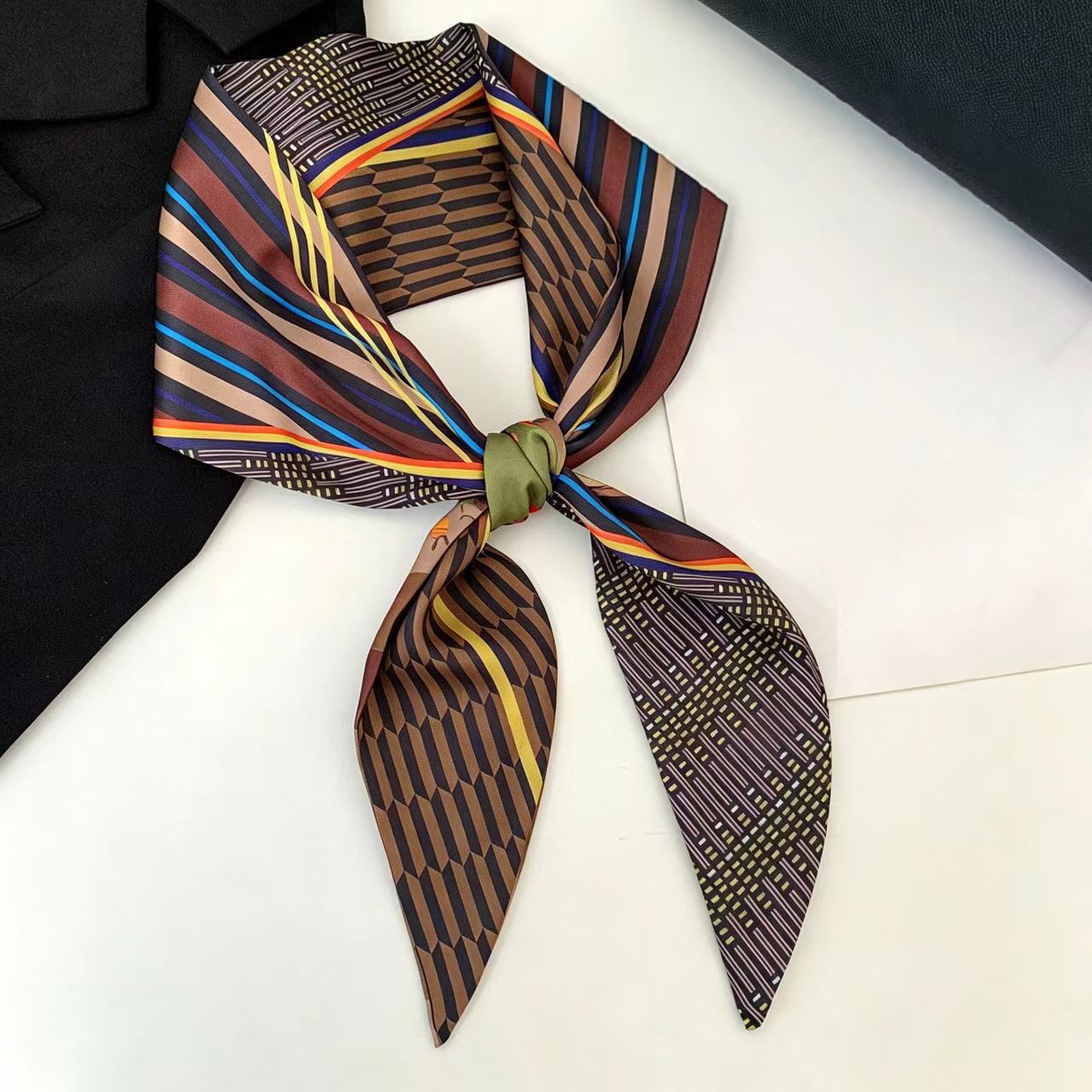 Luxury Bags Supplier - وشاح حرير فاخر مطبوع طويل بشريط،