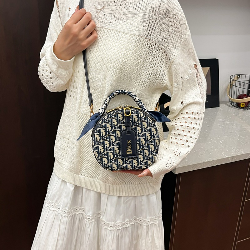 حقيبة يد نسائية صغيرة مستديرة  - مراجعة Luxury Quilted Bags وسعره