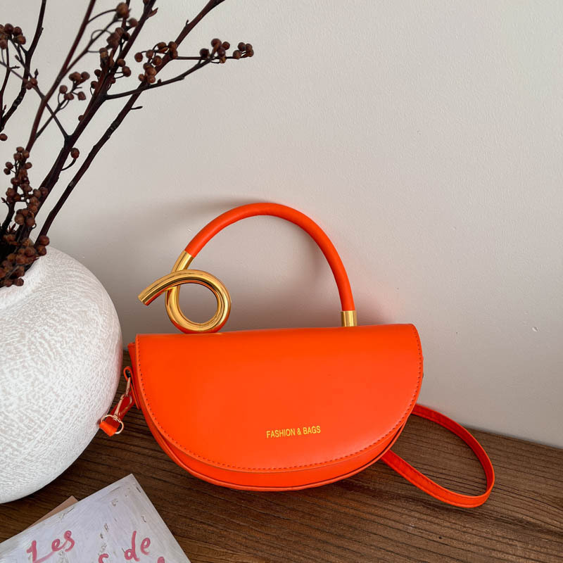 حقيبة كروس بودي بتصميم سرج مع  - مراجعة Luxury Bags Without Logo وسعره
