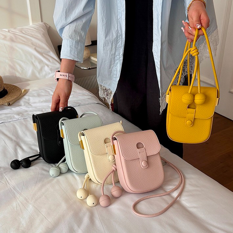 حقيبة كتف صغيرة فاخرة باللون ا - مراجعة Luxury Bags For Women Brands وسعره