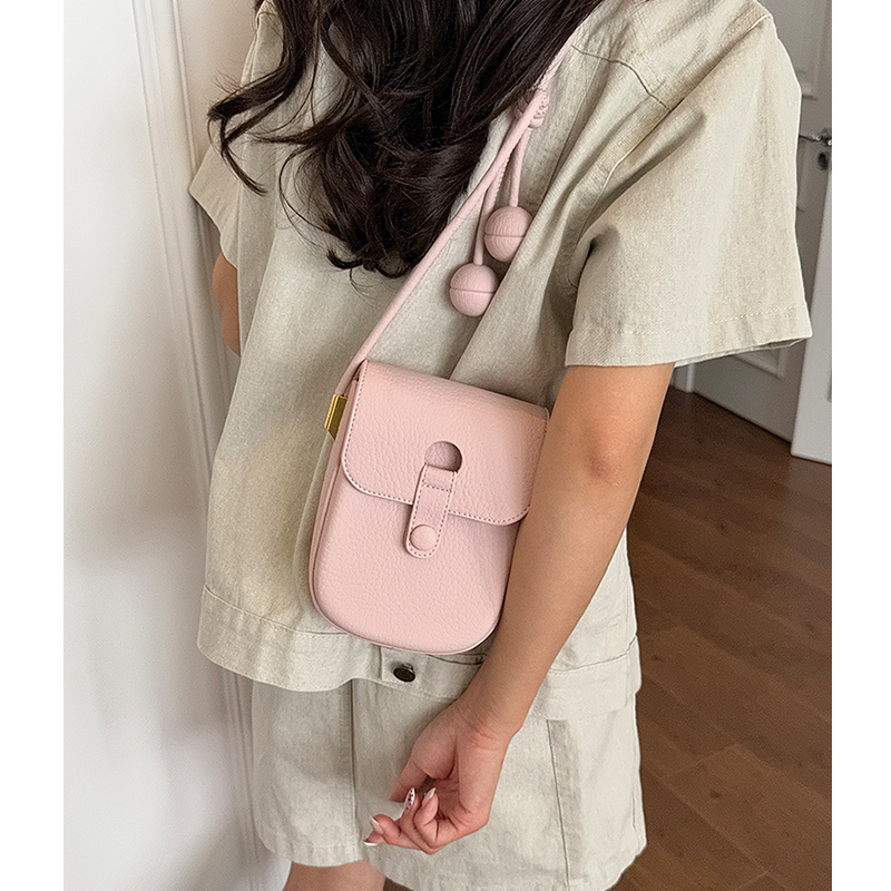 حقيبة كتف صغيرة فاخرة باللون ا - مراجعة Luxury Bags For Women Brands وسعره