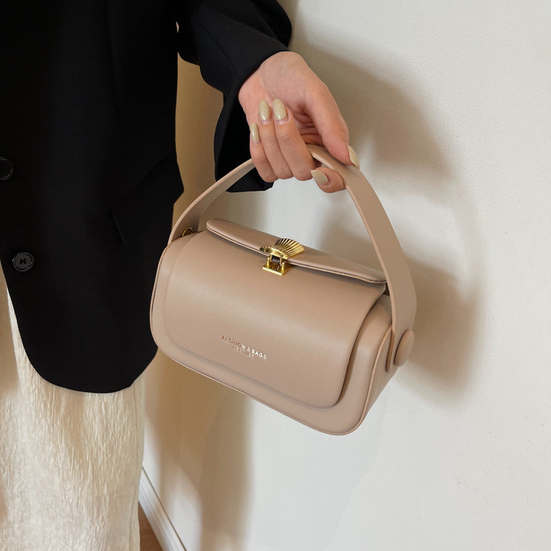 حقيبة كتف كلاسيكية سوداء للنسا - مراجعة Luxury Bags Without Logo وسعره