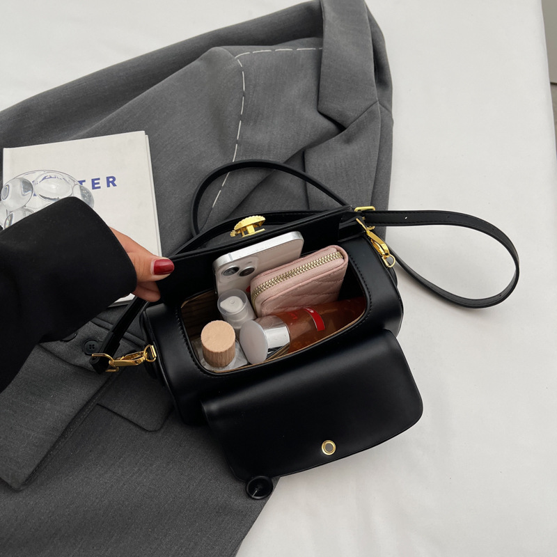 حقيبة كتف كلاسيكية سوداء للنسا - مراجعة Luxury Bags Without Logo وسعره