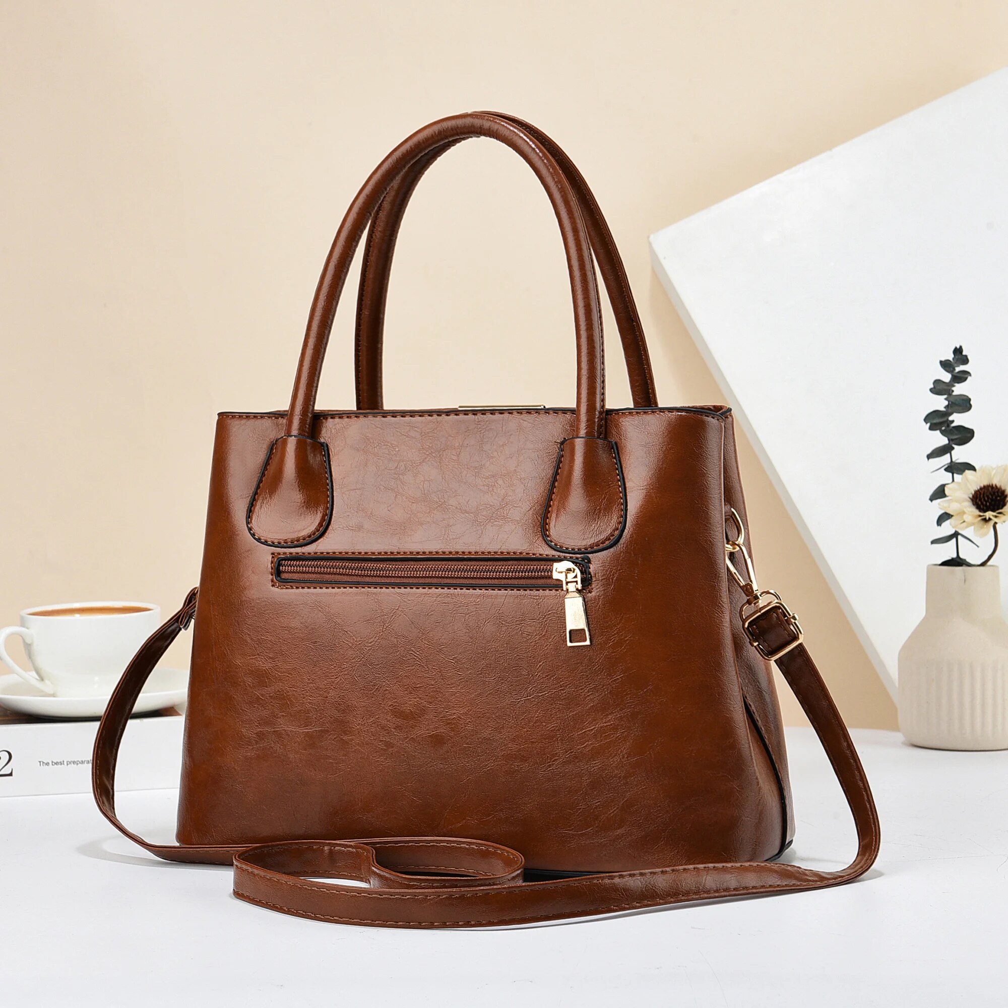 حقيبة كروس بودي من الجلد الصنا - مراجعة Luxury Bags Without Logo وسعره
